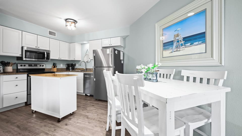 Sandpiper 10C - Dining area adjacent to kitchen.