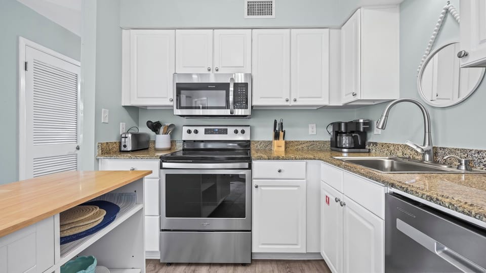 Sandpiper 10C - Kitchen with Keurig, toaster, and microwave, ready for easy meals and morning coffee.