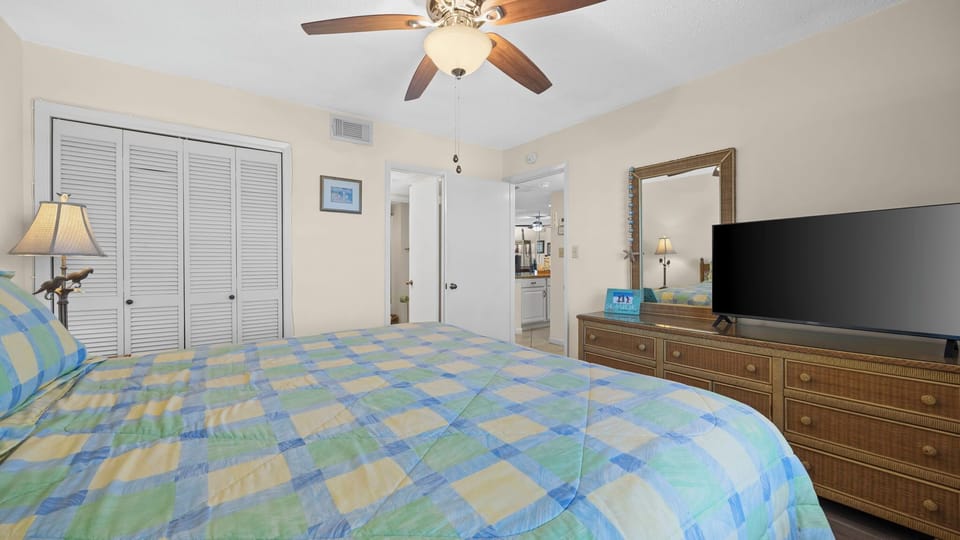 Edgewater 62 - Guest king bedroom