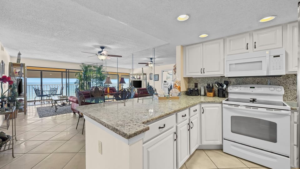 Edgewater 62 - Kitchen