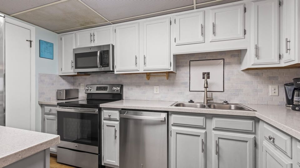 Gulf Tower 8C - Kitchen