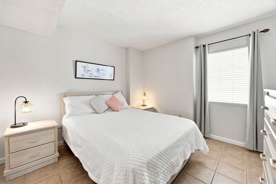 Seacrest 601 - Guest Queen Bedroom