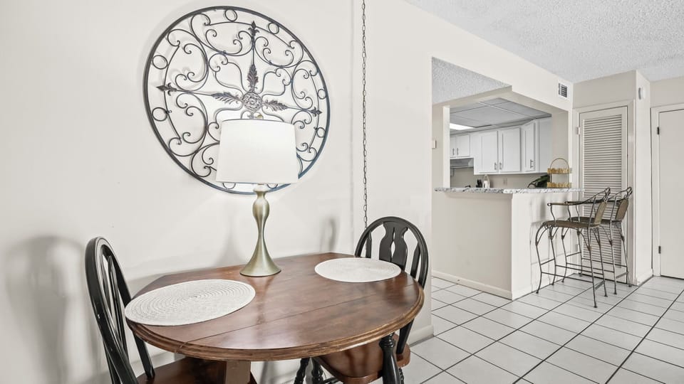 Gulf Tower 1C - Studio-style condo featuring a Dining and kitchen area.