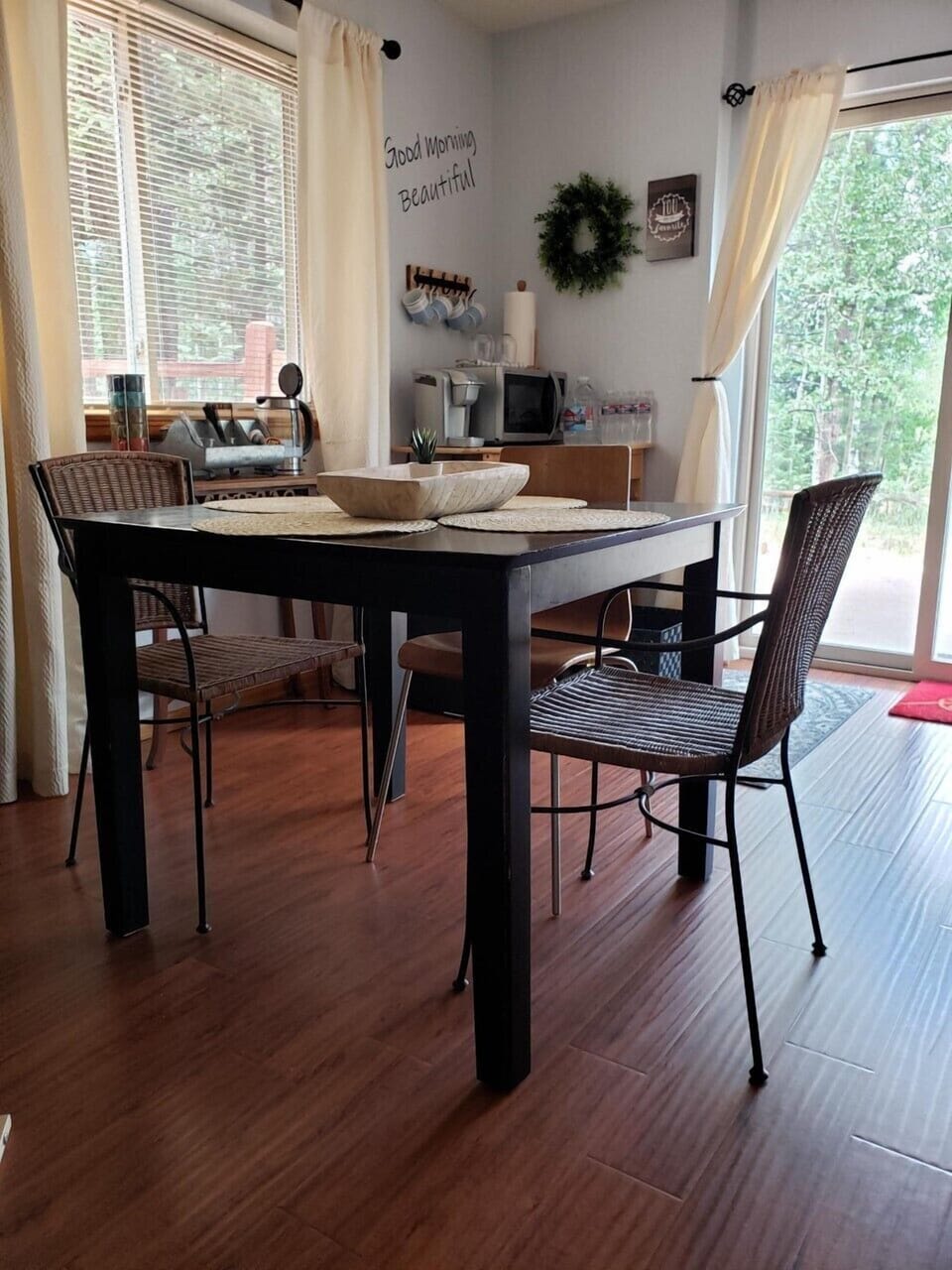Kitchenette w/ Table for 4