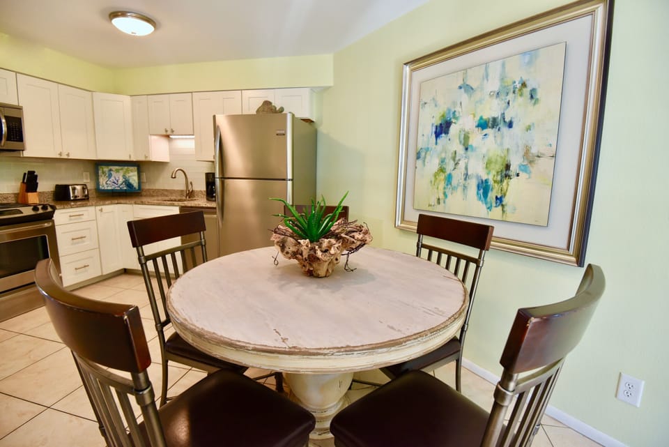 Sandpiper 10A Dining Area