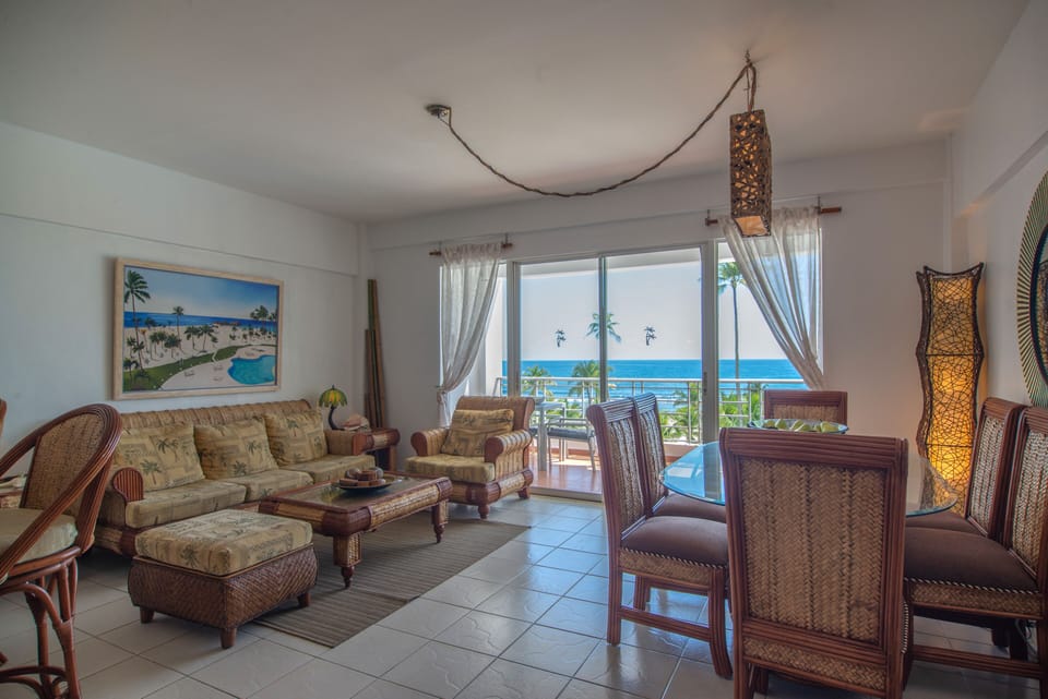 The Cozy Living Room and Great 6-Seats Eater, HDTV, A/C
