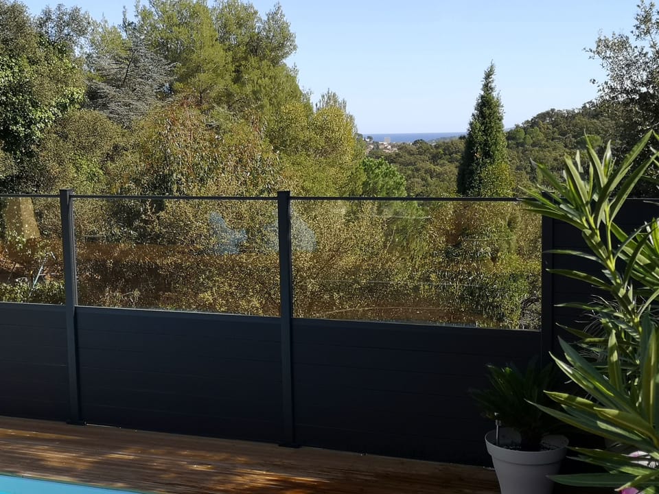 Vue montagne avec petite vue mer au loin