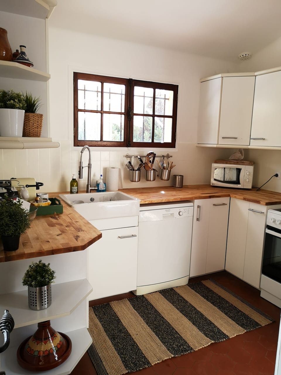 Cuisine equipee- frigo, four,plaque electrique, microonde, machine expresso etc.