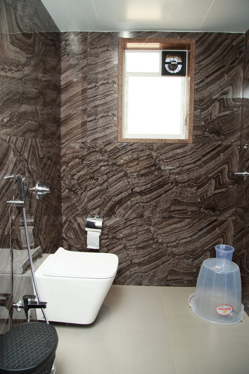 Deluxe Room, 1 King Bed | Bathroom | Shower, rainfall showerhead, towels, soap