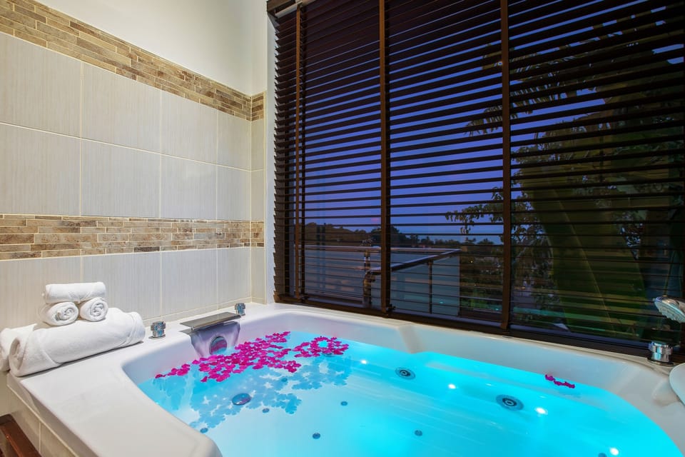 Sunny Banks: 4 Bed Sea View Villa