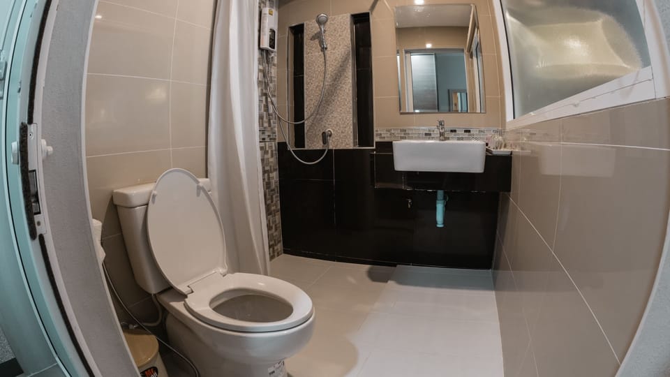Double Room | Bathroom | Shower, free toiletries, towels