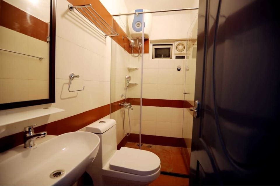 Executive Cottage, Valley View | Bathroom | Shower, free toiletries, slippers, towels