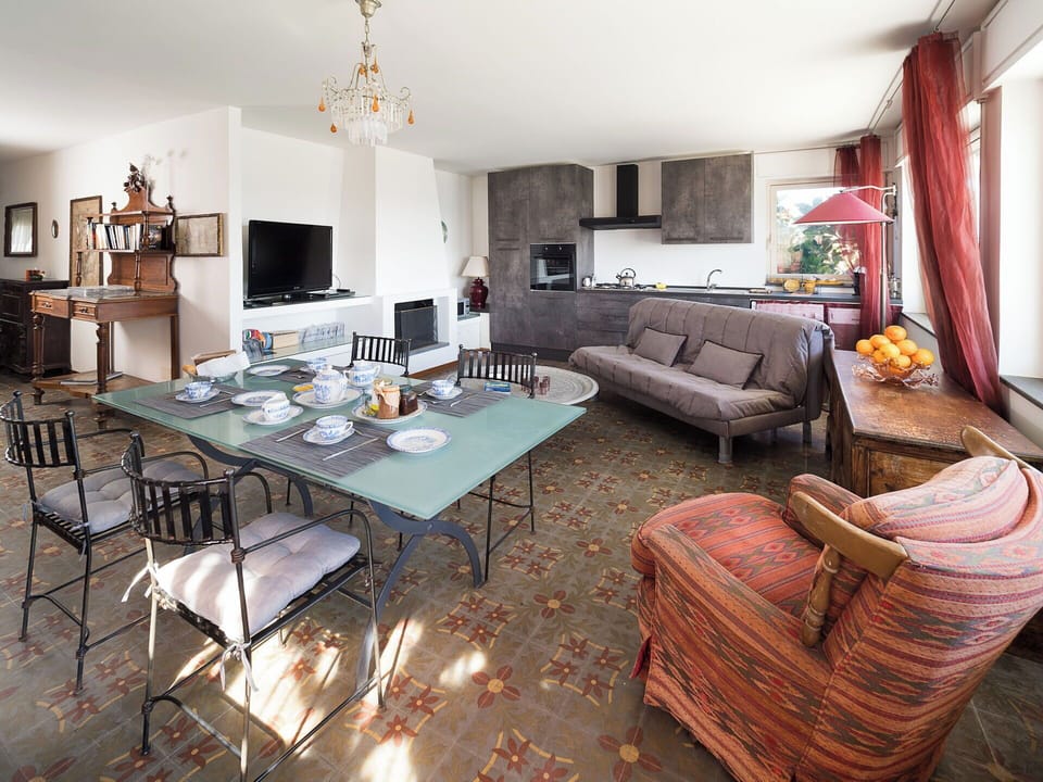 Dining table, kitchen