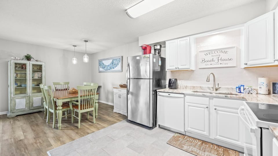 Sandpiper 3C - Dining and Kitchen area