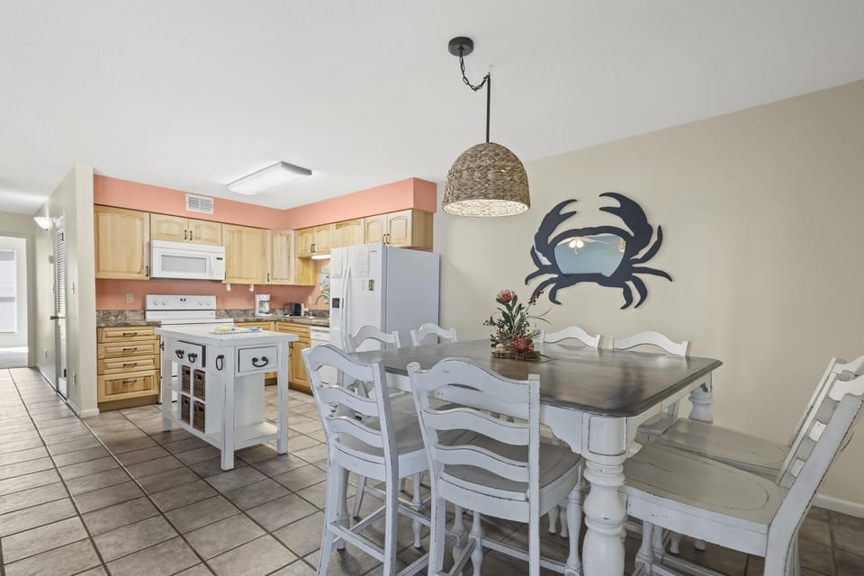 Sandpiper 14A Dining Area