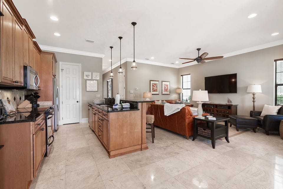 Kitchen / Dining Area