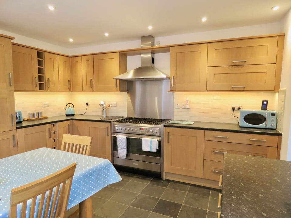 Fitted kitchen with cooker, full size dishwasher, fridge freezer, microwave 