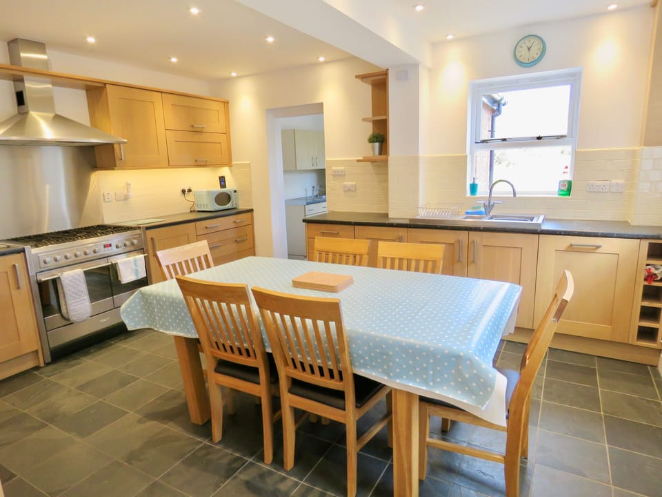 Light bright kitchen 