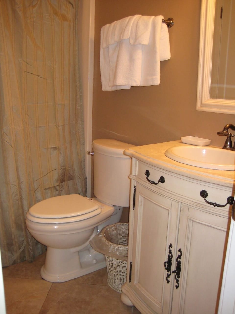 Updated full bathroom with tub/shower
