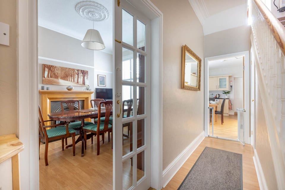 Dining room with an extendible table for 8 people