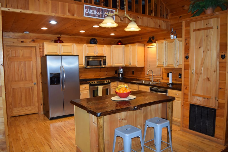 KITCHEN - Large with Island and Xtra work space!