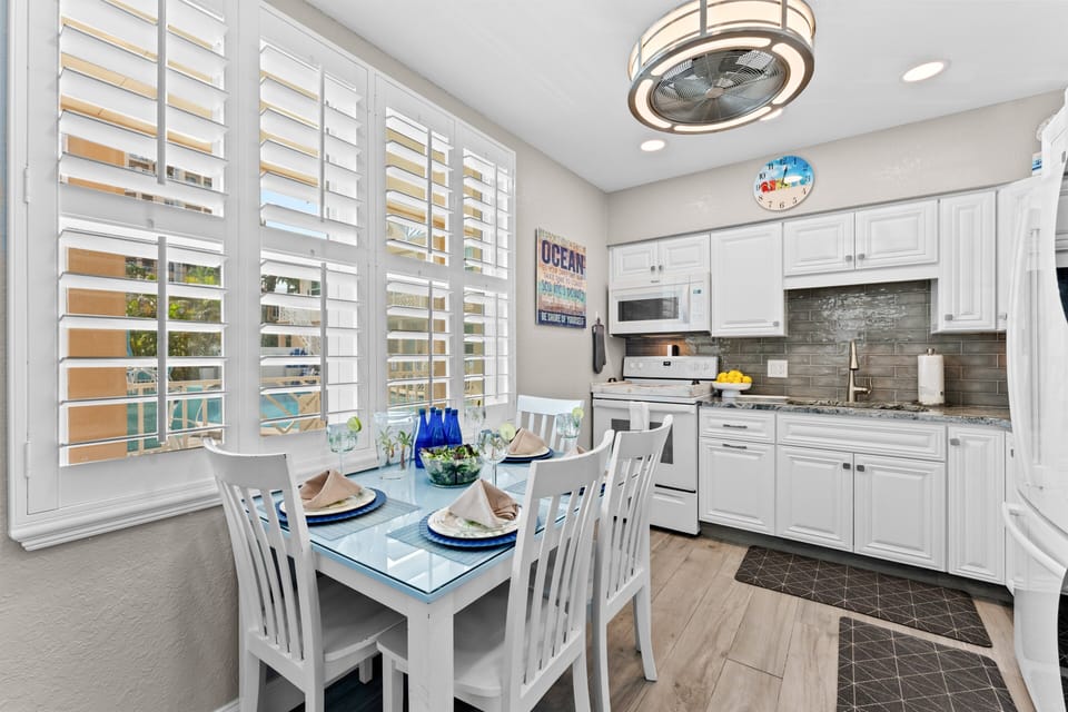 Dining area that comfortably seats the family. We also have a washer and dryer unit for your laundry needs.