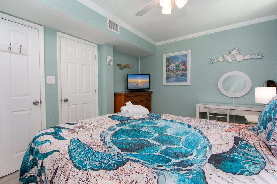 Master Bedroom: King sized bed, ceiling fan, smart tv. Perfect for unwinding!
