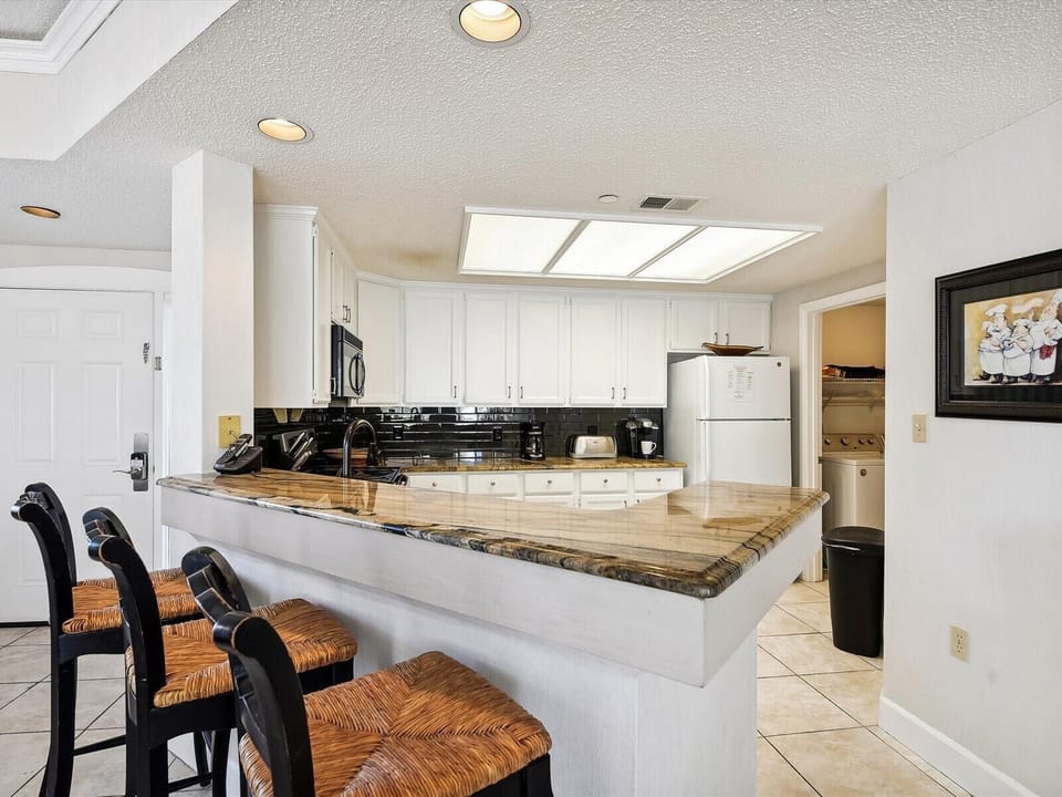 Kitchen with Breakfast Counter at 501 Windsor Place