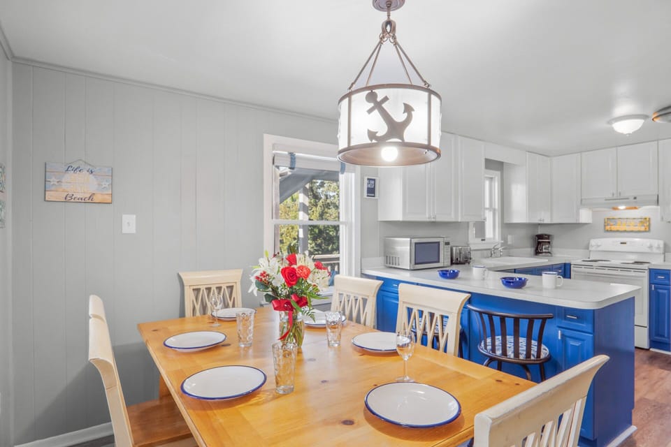 Surf or Sound Realty - 118 - Flippin Sweet - Dining Area -2