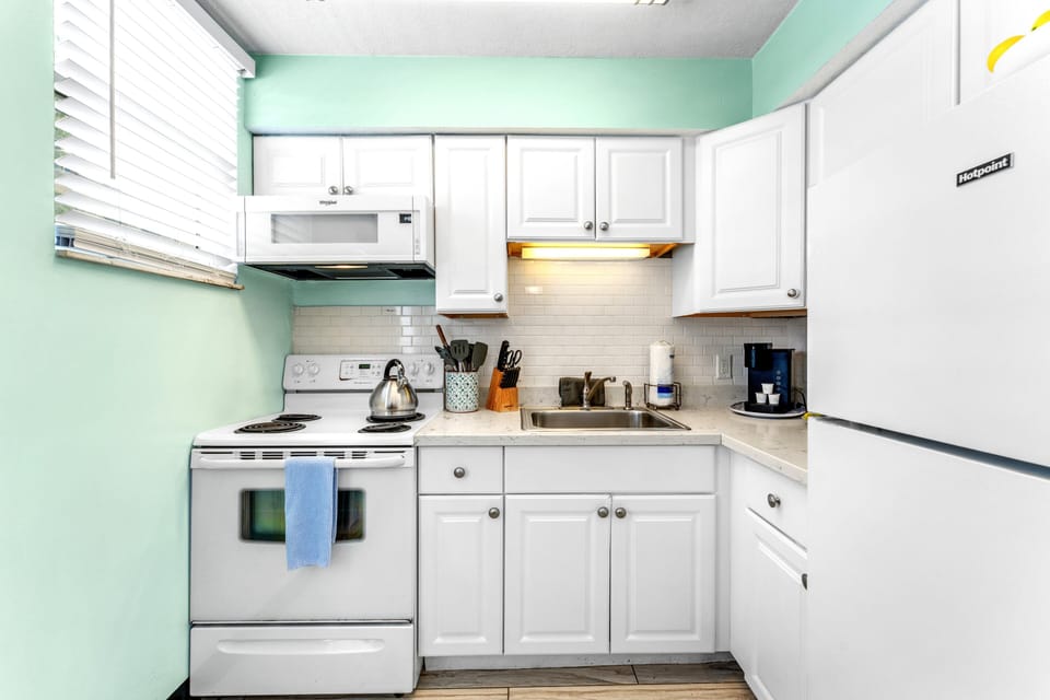 Fully Equipped Kitchen – Includes fridge, stove, oven, microwave, and Keurig coffee maker.