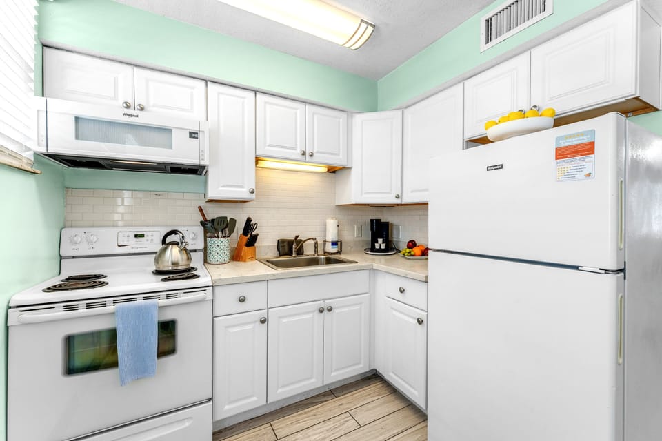 Fully Equipped Kitchen – Includes fridge, stove, oven, microwave, and Keurig coffee maker.