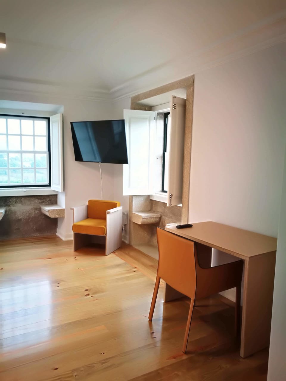 Executive Suite | Living area | Smart TV