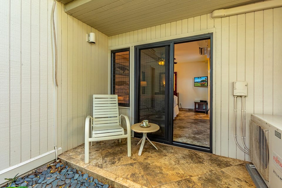 Private lanai off of the guest bedroom. 