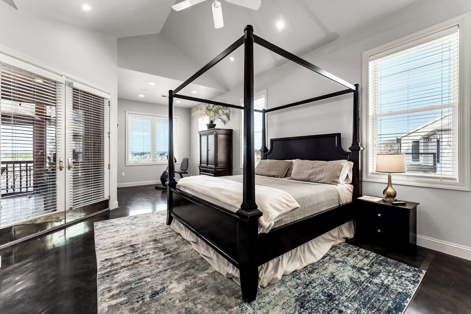 King bed in the large with primary with en suite bathroom and huge closet. 