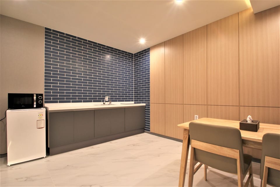 Luxury Suite (1) | Private kitchen | Fridge, microwave, coffee/tea maker, electric kettle