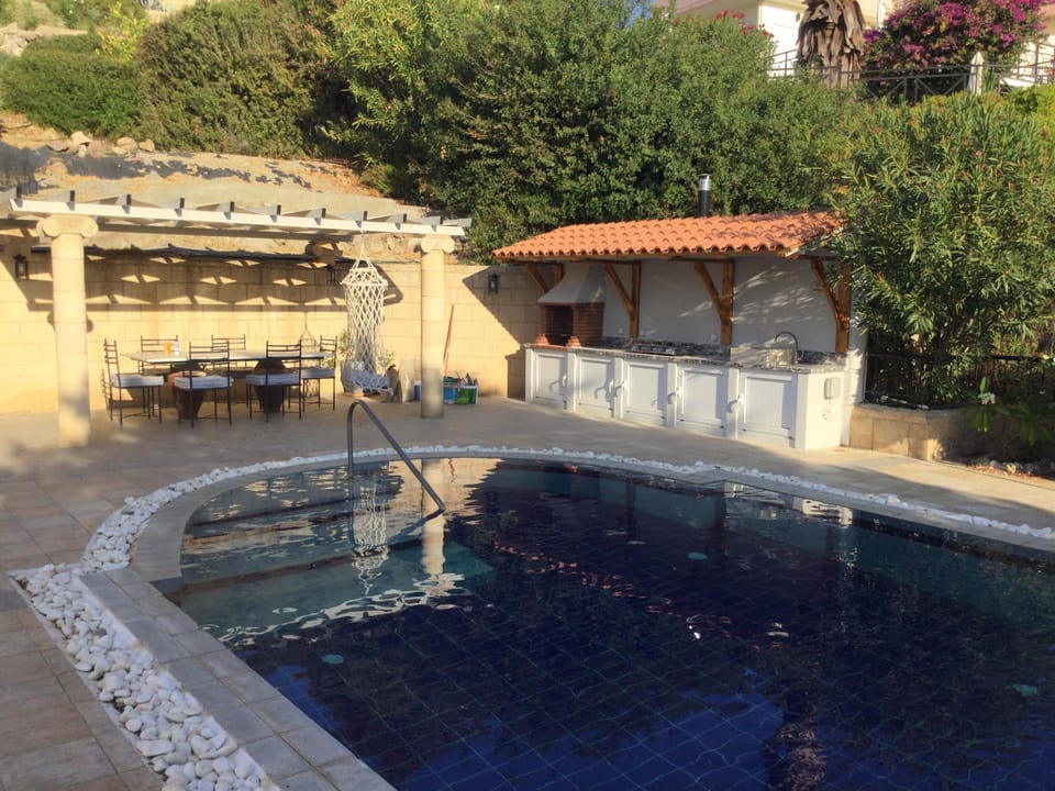 Alfresco Dining & outside kitchen with cooking facilities & authentic Barbecue 