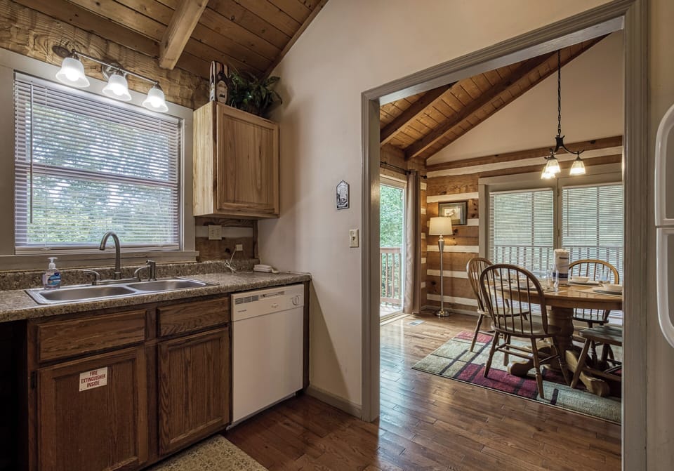 Pigeon Forge Log Cabin "Pleasant View" - Kitchen and dining room