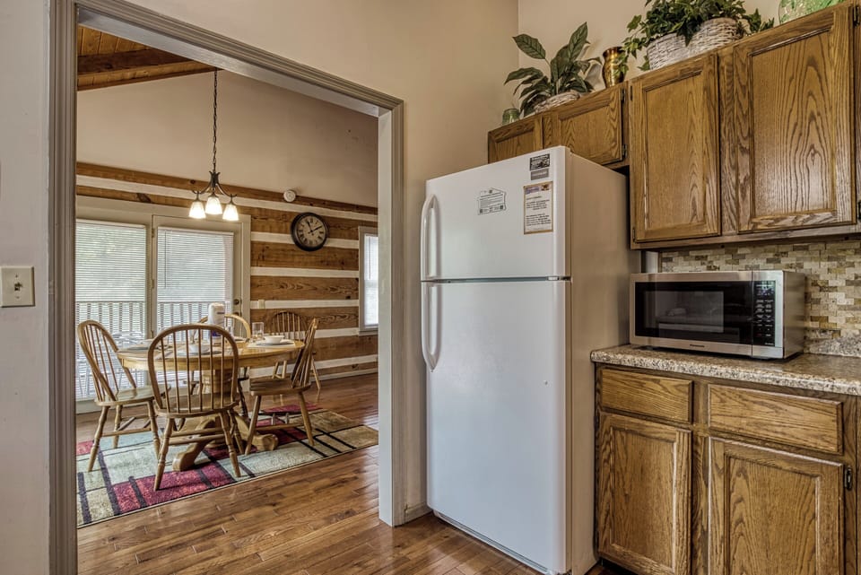 Pigeon Forge Log Cabin "Pleasant View" - Kitchen and dining room
