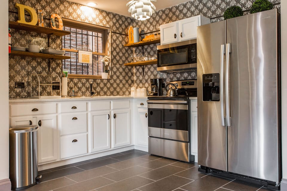 Full-size fridge, microwave, oven, stovetop