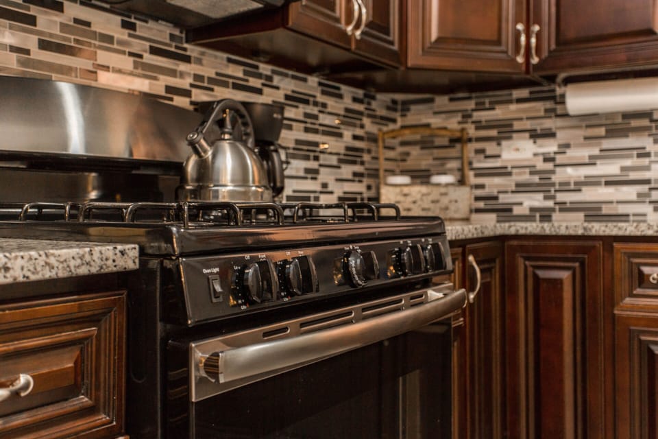 Full-size fridge, microwave, oven, stovetop