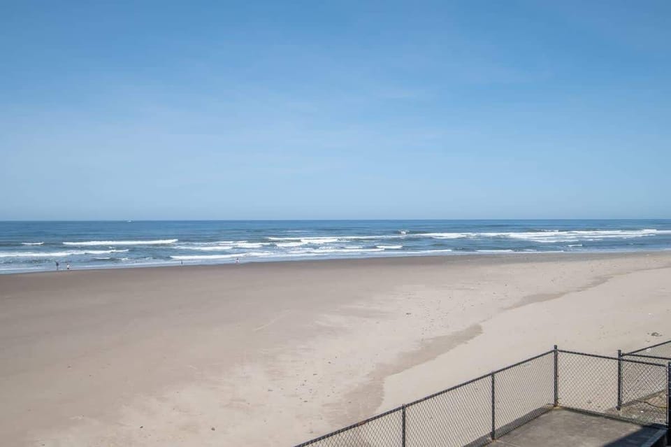 Come watch the waves and relax