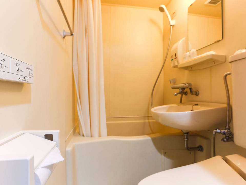 Combined shower/tub, deep soaking tub, free toiletries, hair dryer