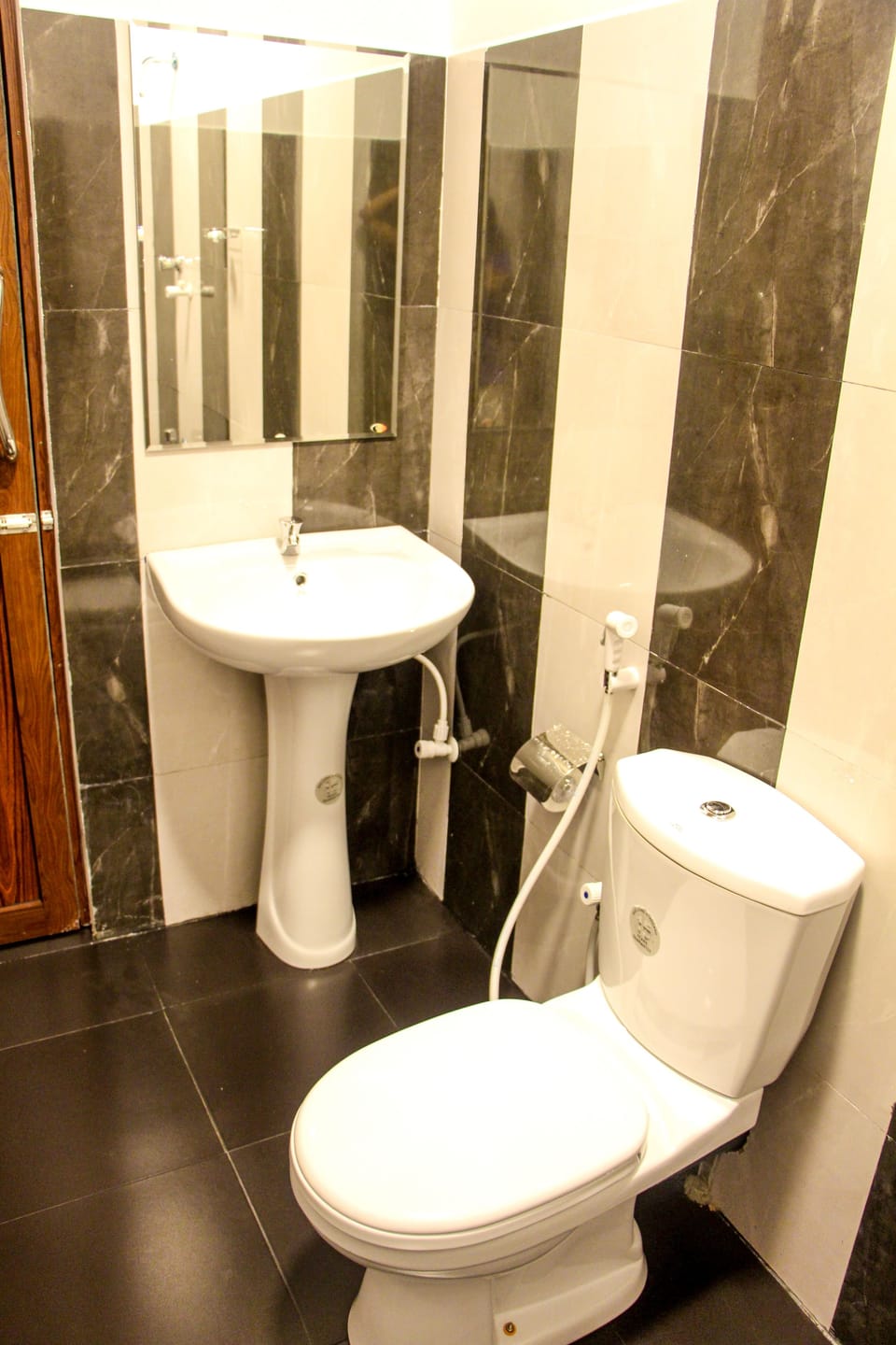 Shower, free toiletries, towels
