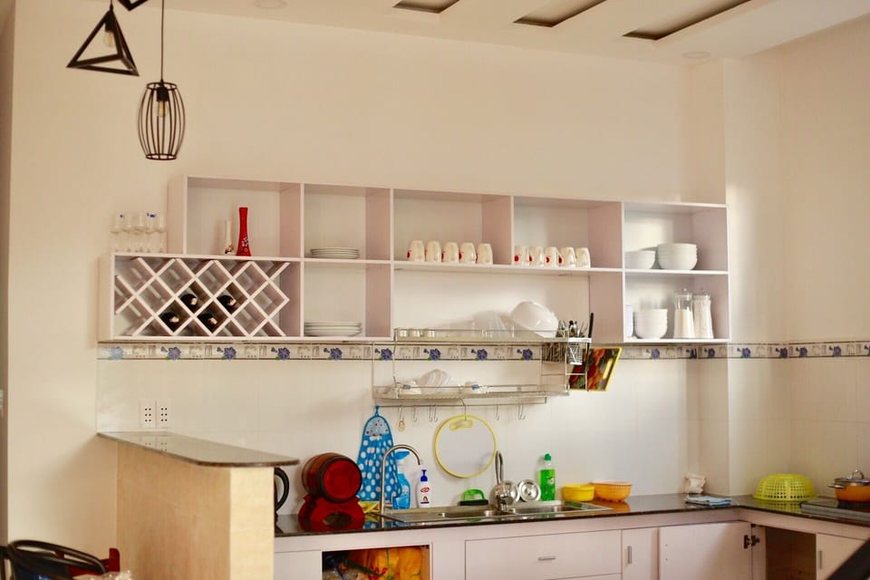 Fridge, stovetop, coffee/tea maker, electric kettle
