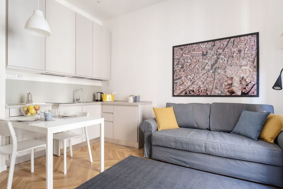 The apartment is located in the historic center just three minutes from the fountain of Neptune and a short walk from all the most important artistic and culinary destinations of the city.In this neighborhood you can breathe a ville lumière atmosphere Apartment in Bologna