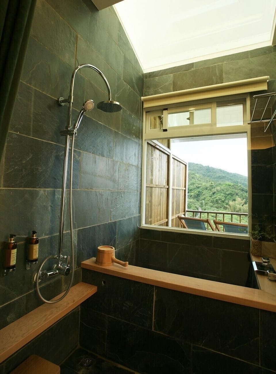 Combined shower/tub, deep soaking tub, rainfall showerhead, slippers