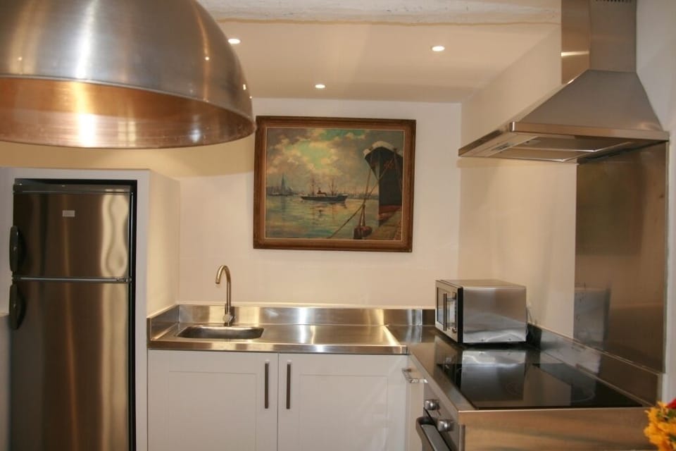 Stainless kitchen with oven,microwave,large stainless sink,vitroceramic hotpla