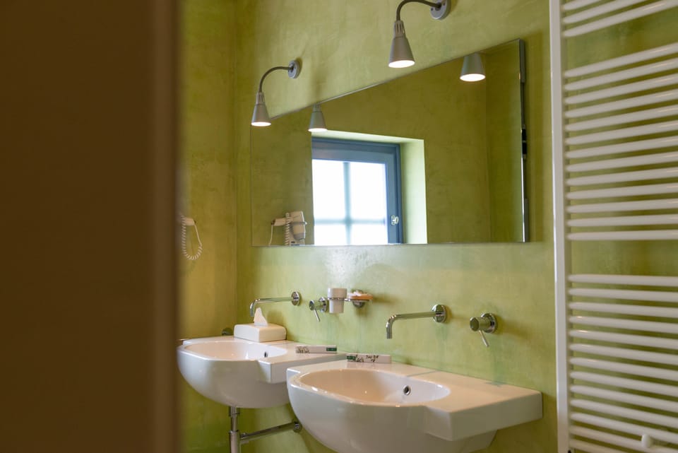 Superior Room | Bathroom | Free toiletries, hair dryer, bidet, towels