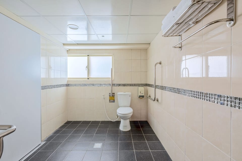 Family Room | Bathroom | Shower, free toiletries, hair dryer, slippers