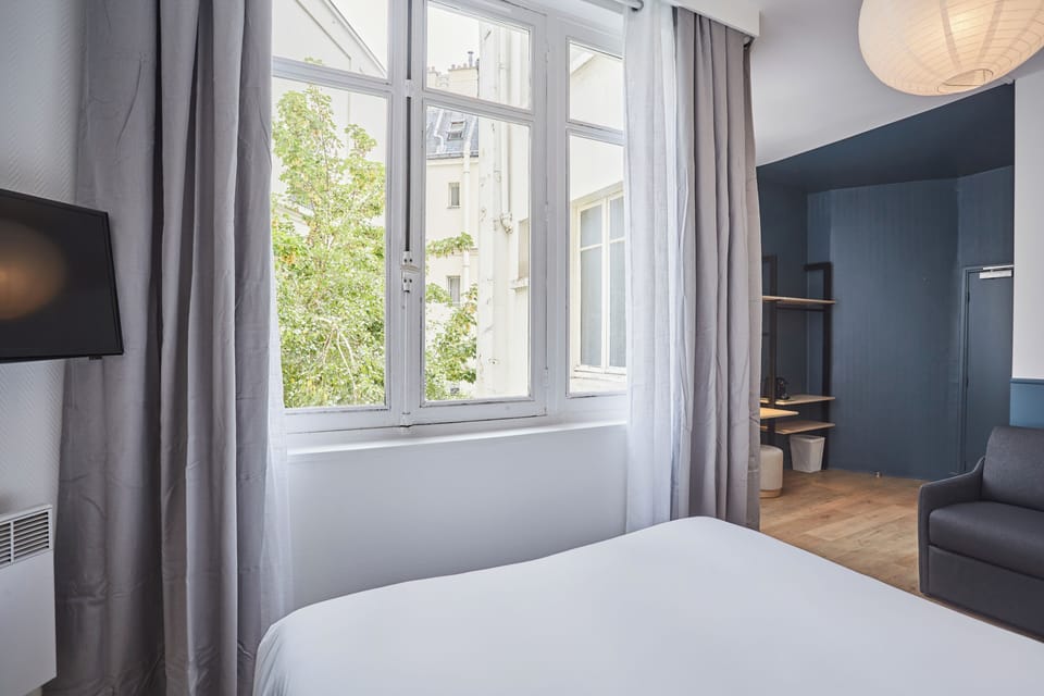 Family Room | In-room safe, desk, laptop workspace, soundproofing